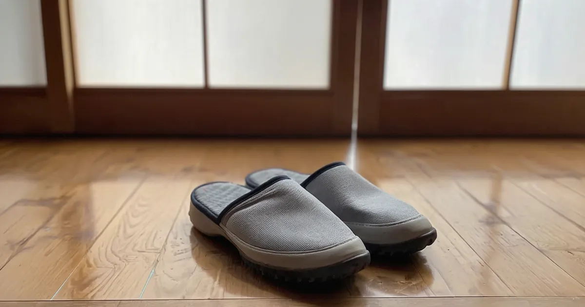 高齢者のスリッパはなぜ危ない？転倒を防ぐ安全な室内履きの選び方