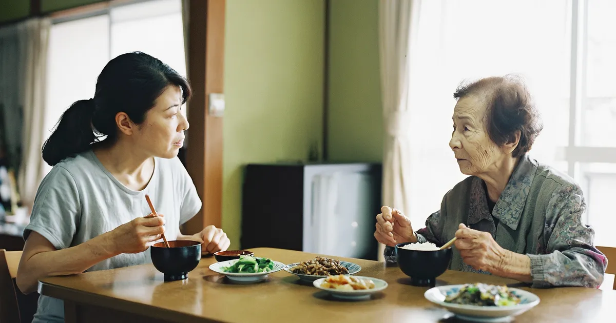 お年寄りのくちゃくちゃ音、原因は？うるさい食事音の対策と角が立たない伝え方