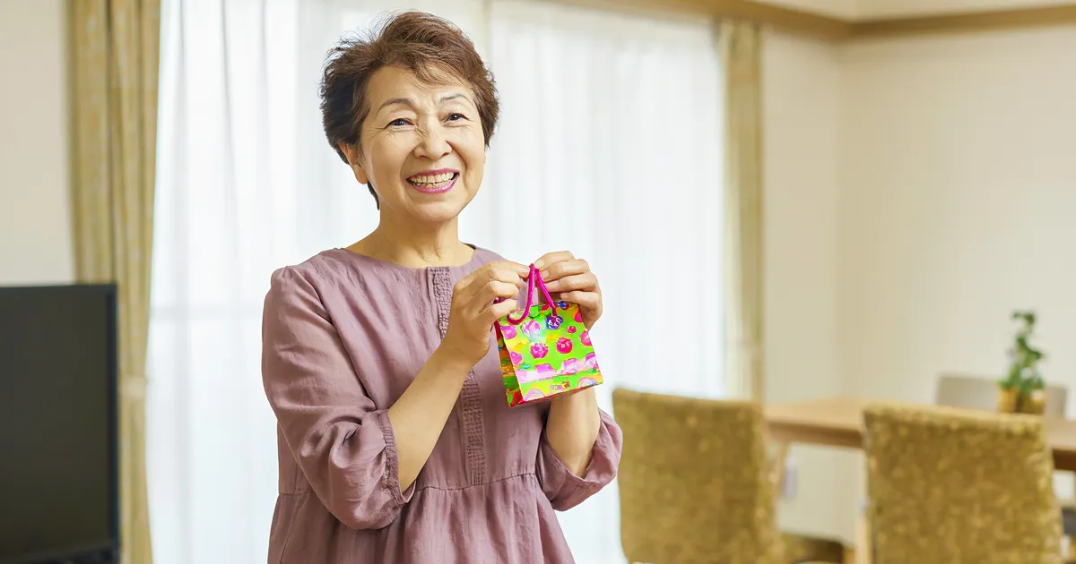 高齢者が喜ぶ100均の景品アイテム10選とラッピング術