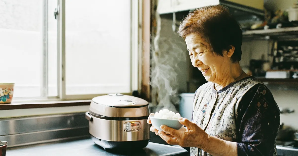 高齢者におすすめの炊飯器5選！操作簡単で安全な人気メーカー比較